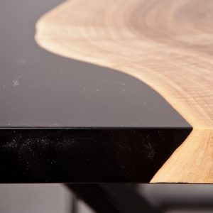 drewnanie-biurko-z-czarna-zywica