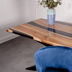 drewniany-stol-z-czarna-zywica